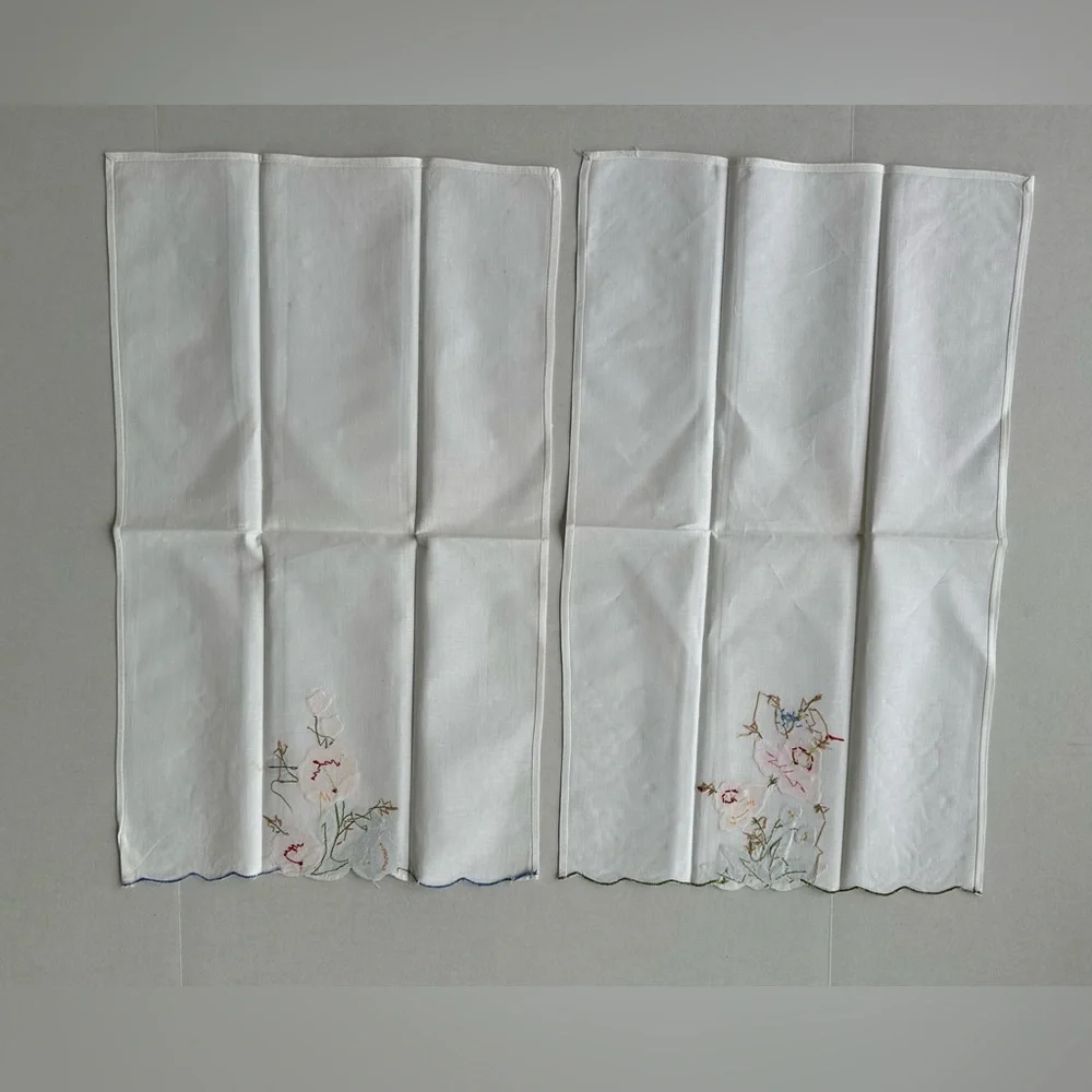 Set of Vintage Floral Embroidered White Napkins - Picture 10 of 13